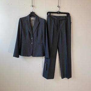 Tahari Arthur S. Levine Pant Suit Gray & White 4P